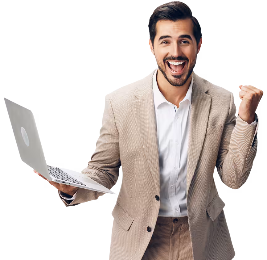 Hombre sonriente con laptop representando la rapidez y profesionalismo del servicio de diseño web de KREI.DEV.